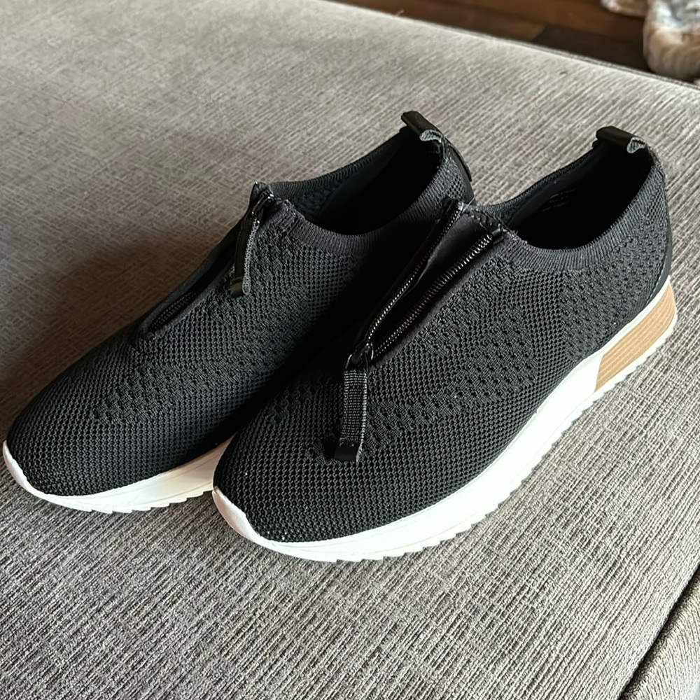 Cute zip tennis shoes